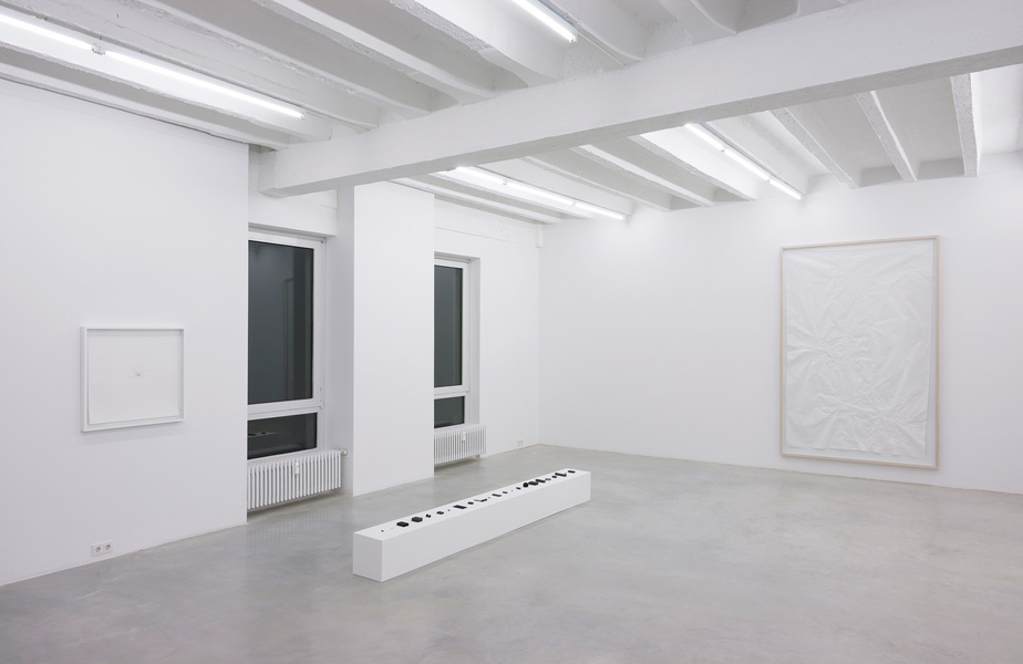 Emanuele Becheri: Impressioni, exhibition view, Galerija Gregor Podnar, Berlin, 2010. Photo: Marcus Schneider